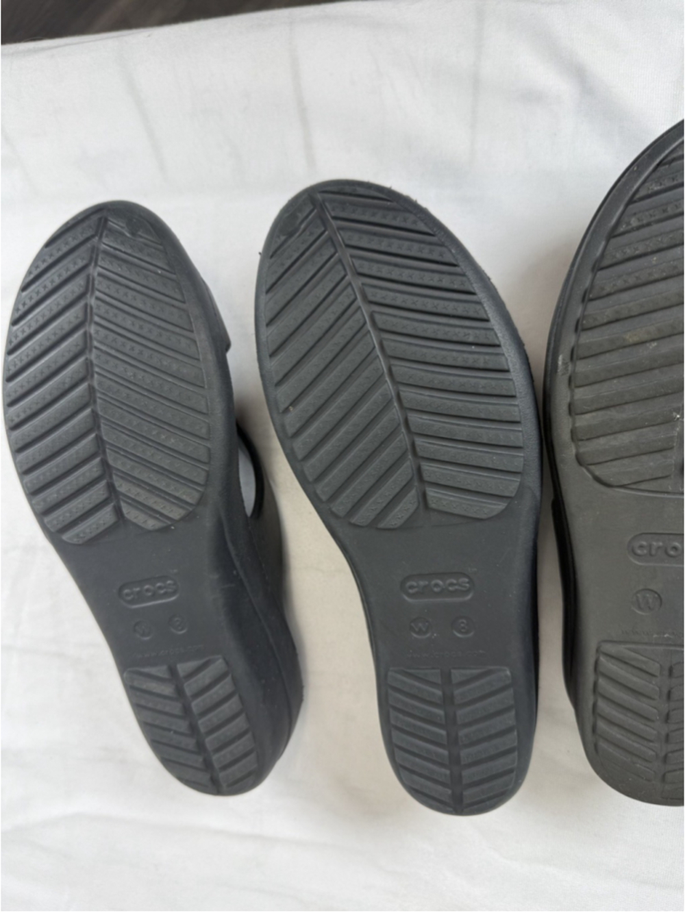 Lot of 2 Crocs Women’s 8 Sanrah Dual Comfort Wedge Slide Sandals Black Gray - Picture 10 of 10